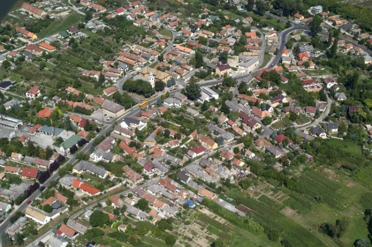 A t�rt�nelmi faluk�zpont